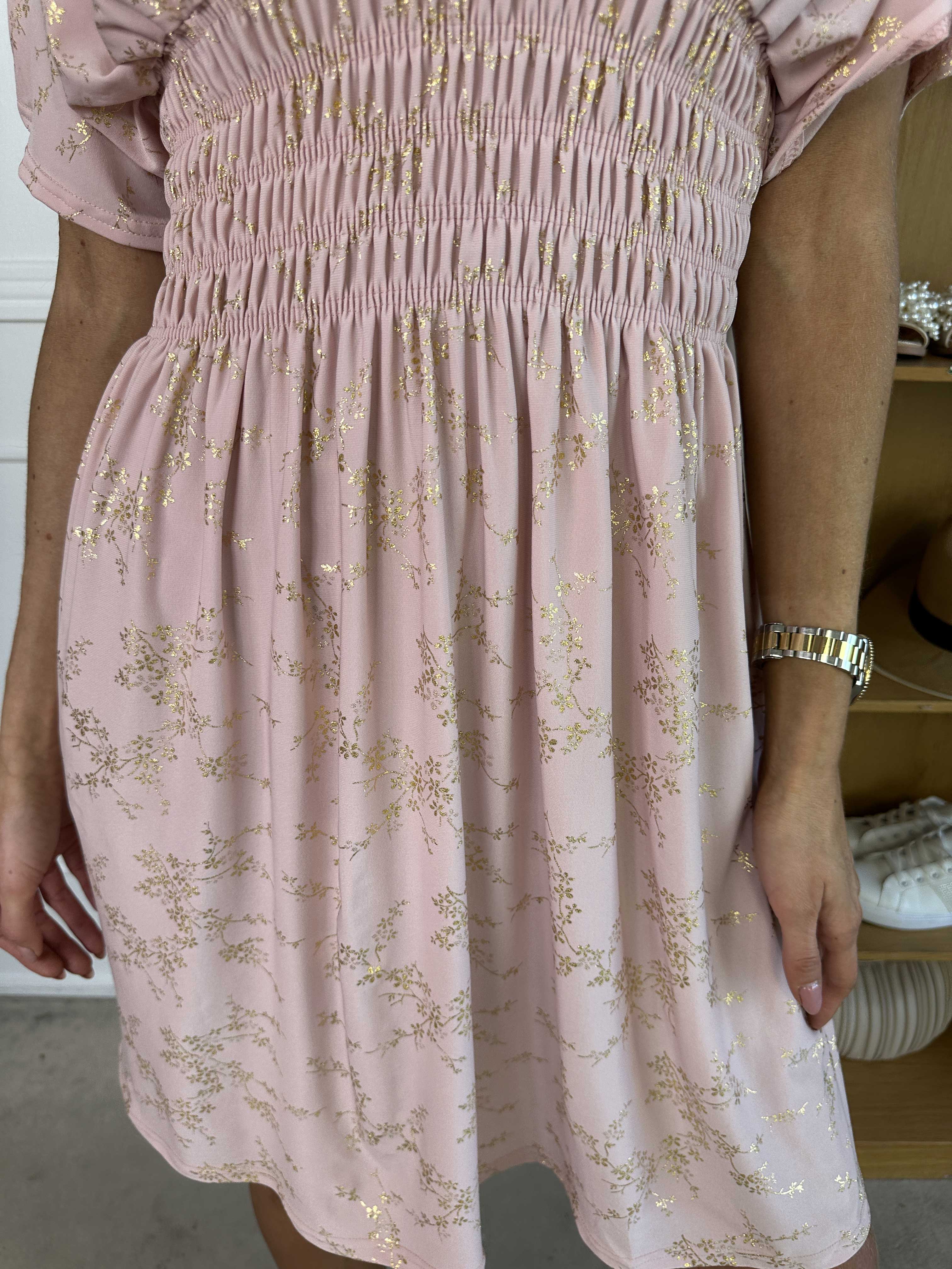 Pams Gold Short - Elastisk klänning detaljerad med guldblommor